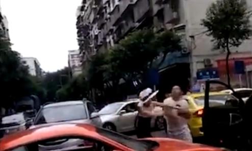 1564648578122403.jpg 鼎格暖通:重慶保時(shí)捷女車主被奇瑞車主回打,雙方已迅速和解?