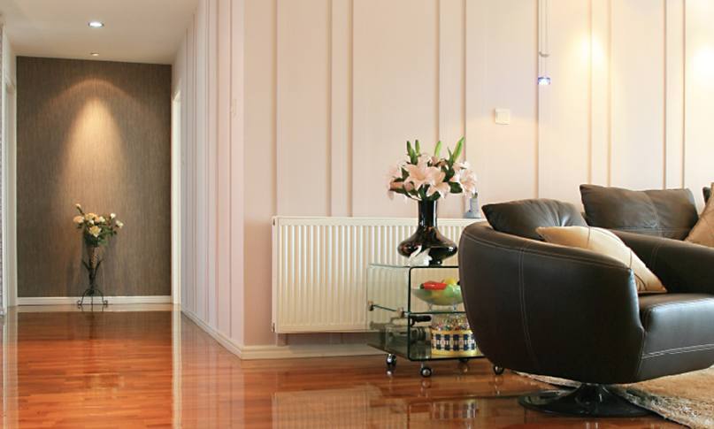     在我們挑選暖氣片時，不僅要看價格，還要看產品和服務，才能避免吃虧上當。

    選擇暖氣片從哪些角度出發?

    1.看材質

    材質影響到產品的使用和壽命。廠家選擇的材質過關，不僅在使用中減少漏水等問題，還能夠延長暖氣片的壽命。用戶在挑選材質時，可以咨詢一下鋼管或銅管的壁厚，一些特殊產品的片頭和壁厚是不同的，片頭需要加厚，才能抵抗住常年侵蝕。材質要求均勻，無凸起，無水波紋。

    2.看安裝

    很多廠家都有自己的安裝隊，或者有固定合作的安裝隊。安裝人員統一持證上崗，經驗豐富。對自己工廠的產品也比較了解，在測量、方案設計中考慮細致全面。暖氣片安裝時噪音小，測量、打孔、懸掛、打壓等步驟齊全考究，接口緊密，管路布局橫平豎直，彎管接頭少。

    3.看工藝

    暖氣片的生產工藝和品牌廠家密不可分。有些不良小廠家采用回收二手暖氣片，簡單去銹刷漆之后再投放市場，雖然暖氣片價格很便宜，但這種暖氣片往往使用不了一兩年就會漏水。真正品質好的暖氣片，往往通過下料、打孔、焊接、組裝、打壓、打磨、噴涂等幾十道精細工序生產而成，后還有嚴格的質檢。這樣的暖氣片使用起來才會安心。

    4.看售后

    正規產品都有相關的質保協議，在質保期內出現質量問題可以免費更換，因為暖氣片的品質問題給用戶造成的財產損失，還可以通過保險賠付。強大妥善的售后不僅是品牌實力的體現，也是產品過硬品質的體現。

    5.看品牌

    一款品牌形成往往需要多少年的沉淀和口碑傳播，才能在市場上占領一席之地。品牌類廠家，不僅有實力在選材、工藝方面投入較高的成本，在后期服務上也有相關的保障。一旦產品出現問題，可以免費更換，出現暖氣片不熱等問題，還可以上門維修。不會出現暖氣片漏水等問題找不到廠家、相互推卸責任等問題。

    挑選暖氣片時，不僅要看價格，還要看產品和服務，才能避免吃虧上當。

    更多資訊盡在鼎格舒適家，免費設計方案和報價。鼎格舒適家www.fjcxled.com(全稱四川鼎格舒適家科技有限公司)是知名成都地暖公司，專業提供地暖，暖氣片，中央空調，新風，凈水系統的銷售，設計，安裝等服務。